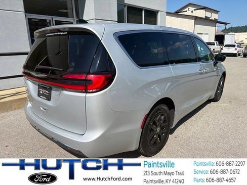 Used 2024 Chrysler Pacifica Touring-L FWD image 3