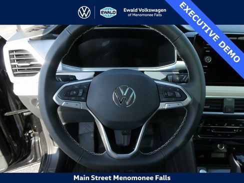 Certified 2025 Volkswagen Taos SE image 4