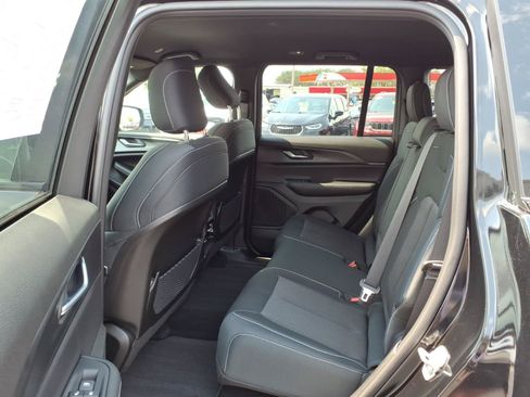 Used 2025 Jeep Grand Cherokee Laredo AWD/4WD image 11