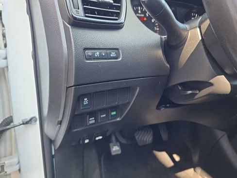 Used 2017 Nissan Rogue S AWD/4WD image 16