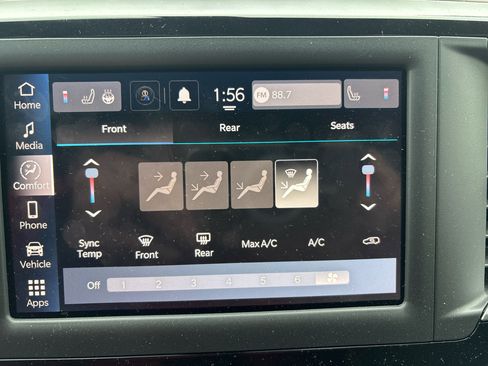 Used 2022 Chrysler Voyager LX image 15