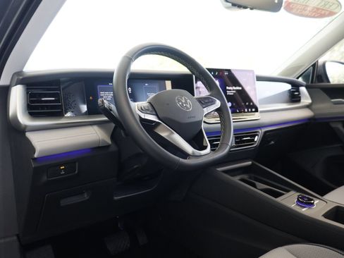Certified 2025 Volkswagen Tiguan SE FWD image 8