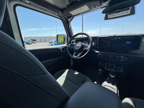 Used 2025 Jeep Wrangler Unlimited Sahara AWD/4WD image 17