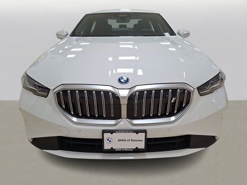Used 2025 BMW i5 xDrive40 w/ Premium Package AWD/4WD image 2