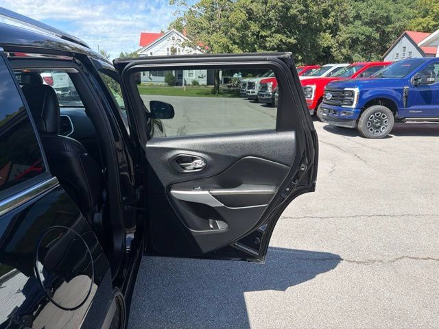 Used 2018 Jeep Cherokee Latitude Plus w/ Cold Weather Group AWD/4WD image 36