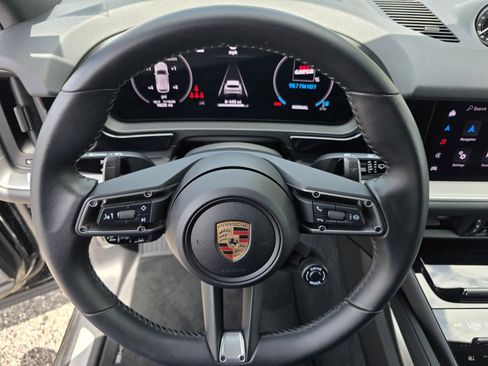 Used 2024 Porsche Cayenne AWD/4WD image 19