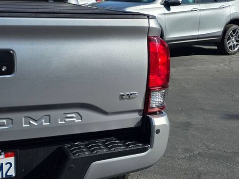 Used 2018 Toyota Tacoma TRD Off-Road w/ Technology Package AWD/4WD image 8