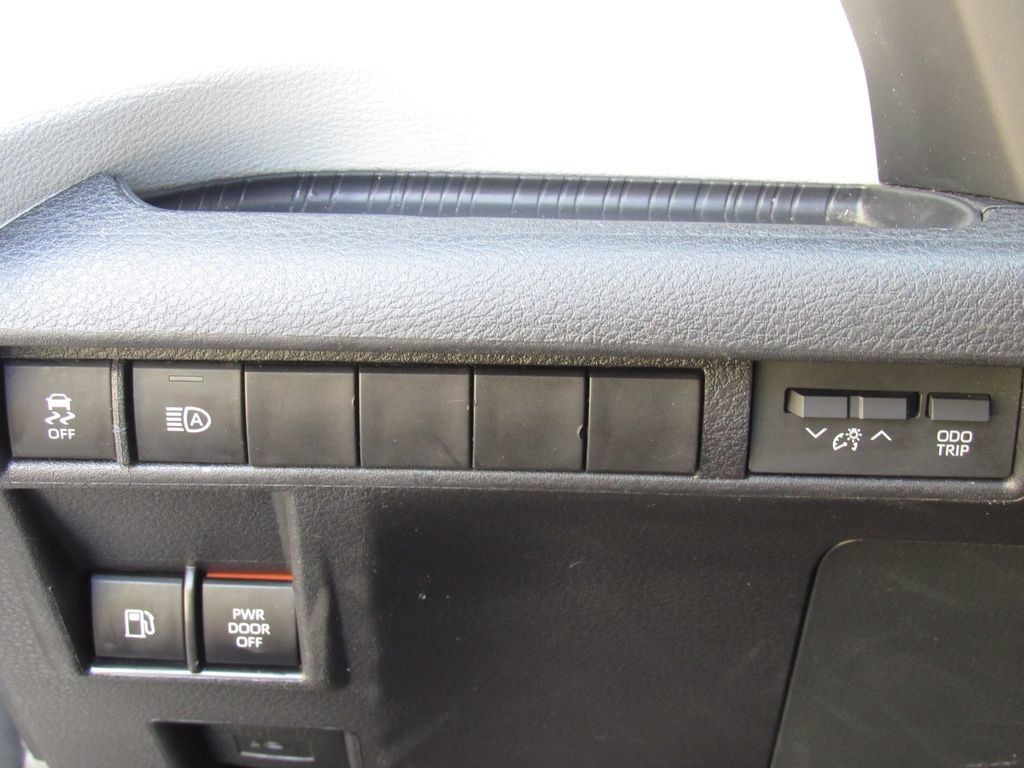 Certified 2025 Toyota Sienna XLE FWD image 39