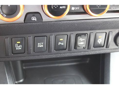 Used 2017 Toyota Tacoma TRD Sport w/ Premium & Technology Package AWD/4WD image 29