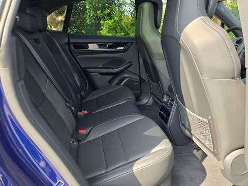 Certified 2025 Porsche Macan Electric image 33