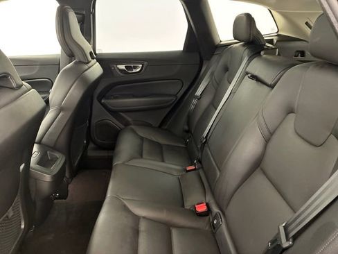 Used 2022 Volvo XC60 B5 Momentum AWD/4WD image 18