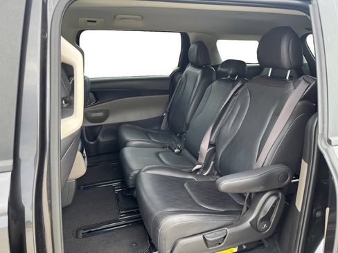 Used 2025 Kia Carnival FWD image 26