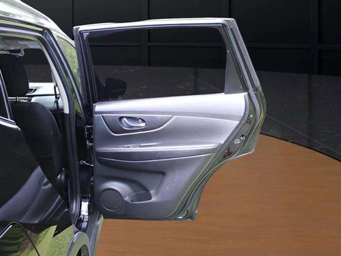 Used 2019 Nissan Rogue SV w/ Premium Package image 28