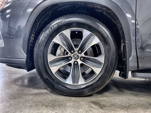 Used 2024 Toyota Highlander XLE FWD image 11
