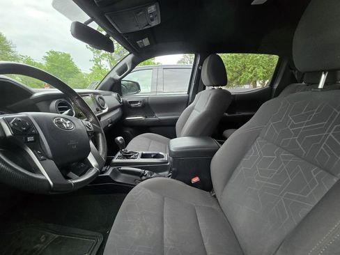 Used 2017 Toyota Tacoma TRD Sport w/ Tow Package (A/T) image 11