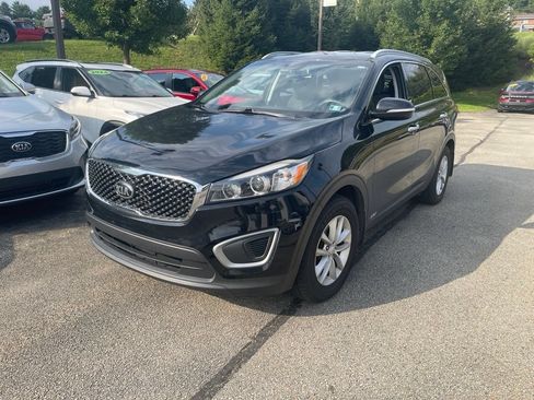 Used 2017 Kia Sorento AWD w/ LX Convenience Package image 2