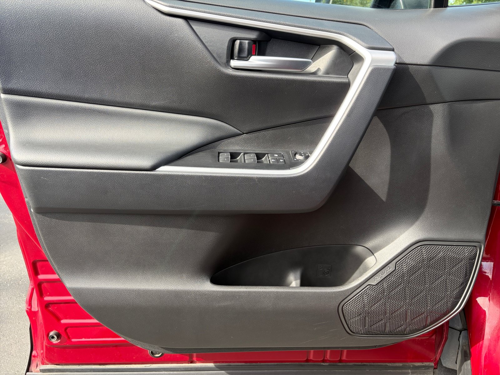 Used 2025 Toyota RAV4 XLE AWD/4WD image 9