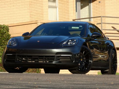 Used 2018 Porsche Panamera 4 image 2