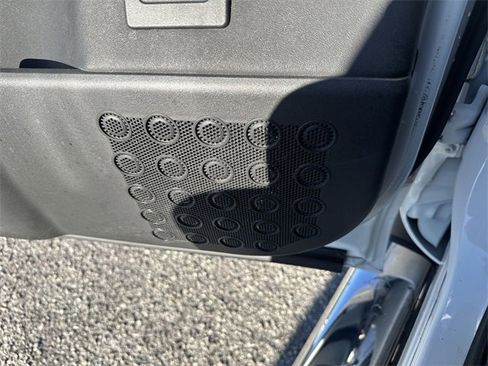 Used 2013 Nissan Titan SL w/ Moonroof Pkg image 27