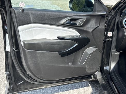 Used 2025 Chevrolet Trax LT w/ LT Convenience Package image 10