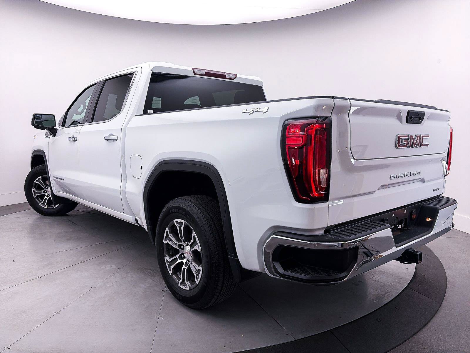 Used 2024 GMC Sierra 1500 SLT AWD/4WD image 3