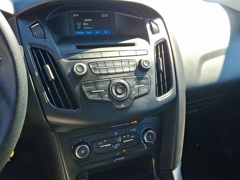 Used 2016 Ford Focus SE FWD image 19