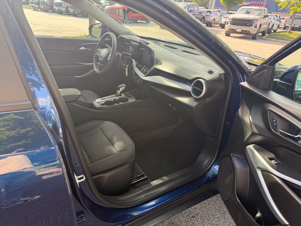 Used 2024 Chevrolet Trax LS w/ LS Convenience Package FWD image 15