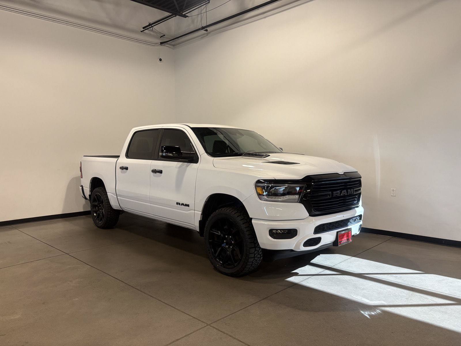 Used 2024 RAM 1500 Laramie AWD/4WD image 1