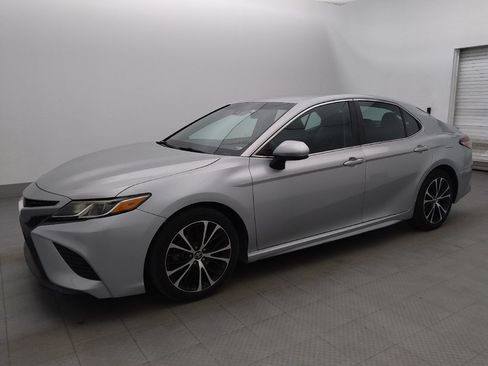 Used 2018 Toyota Camry SE FWD image 2