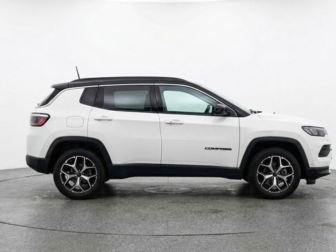 Used 2025 Jeep Compass Limited image 11