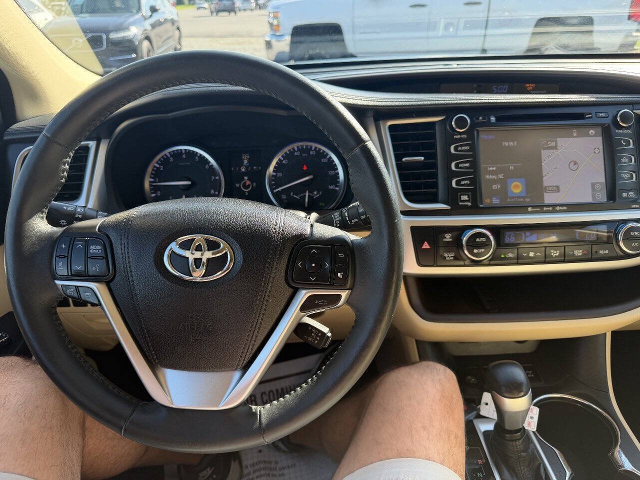Used 2016 Toyota Highlander Limited Platinum AWD/4WD image 13