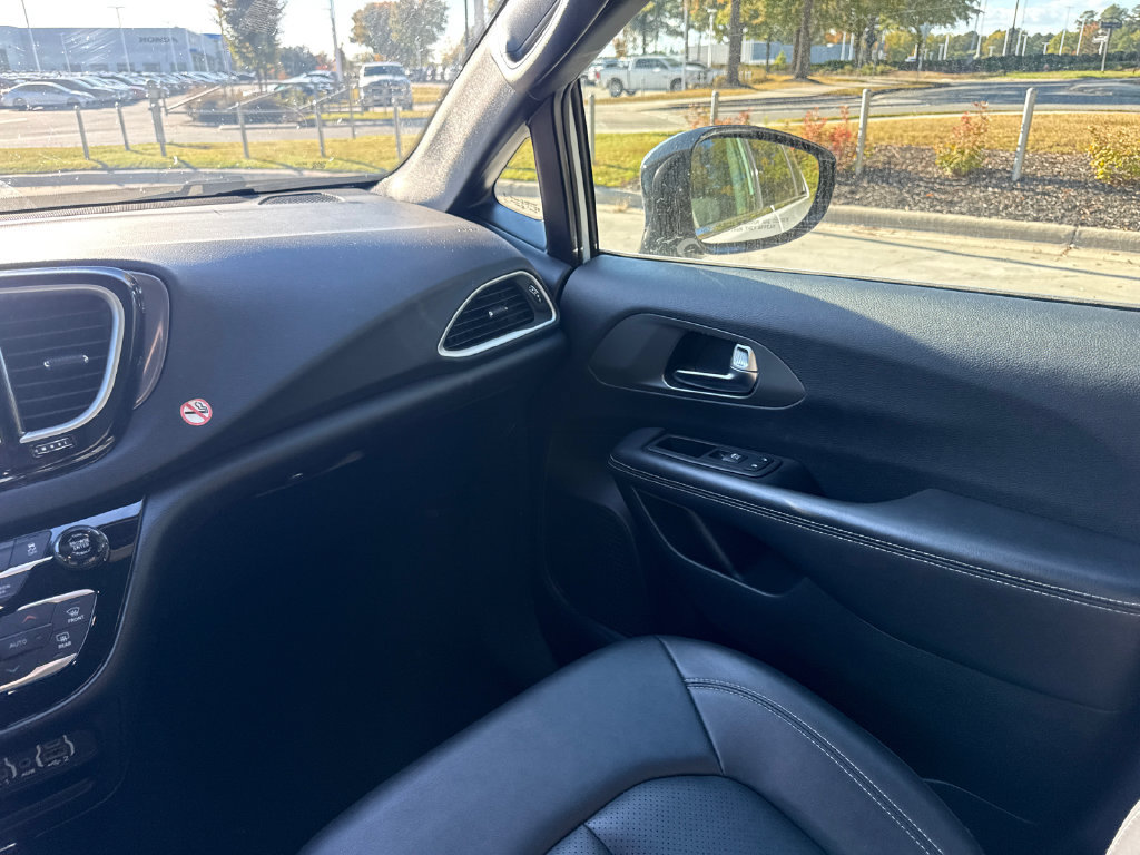 Used 2025 Chrysler Pacifica Select FWD image 17