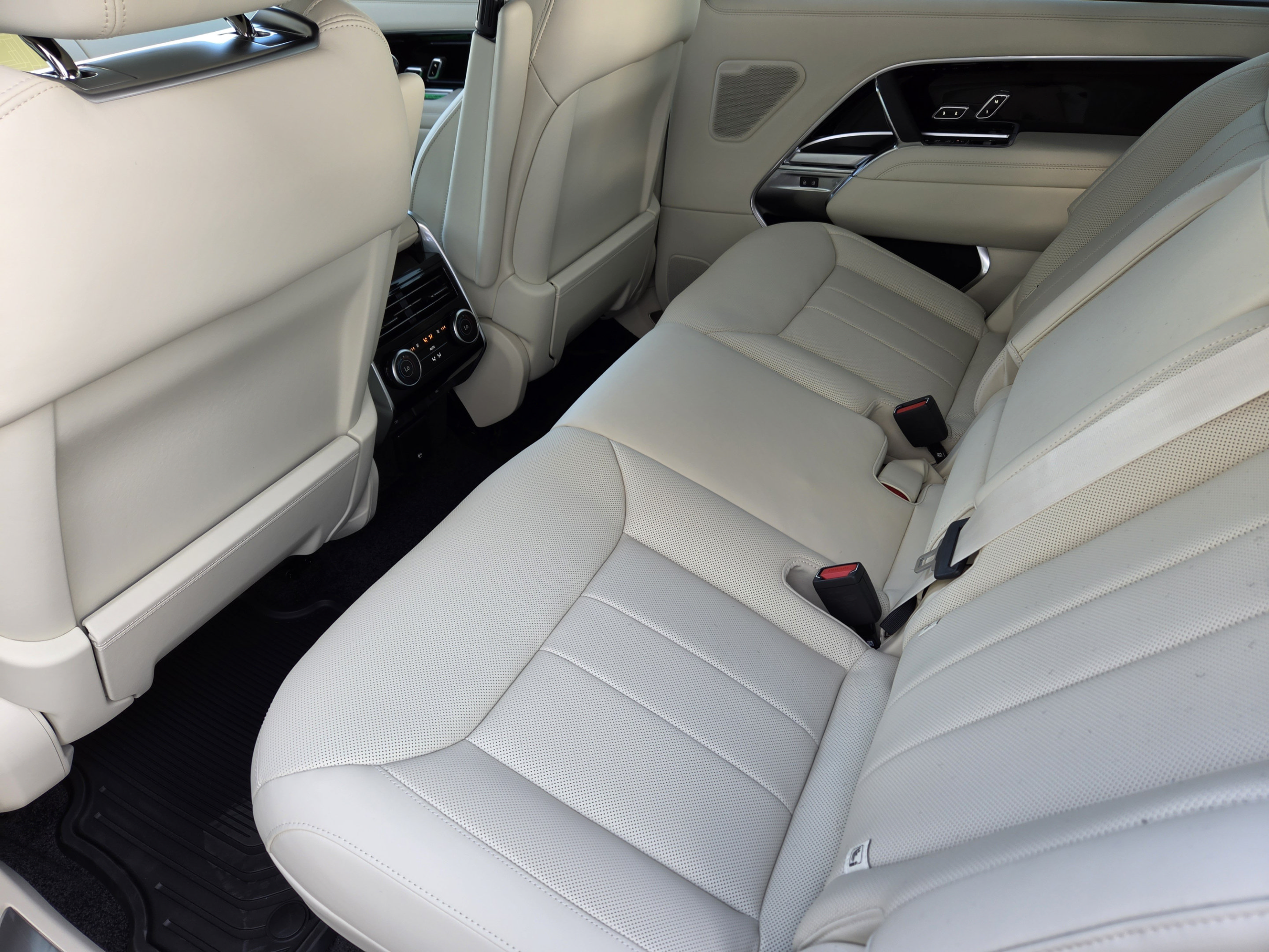 New 2026 Land Rover Range Rover Long Wheelbase SE AWD/4WD image 23