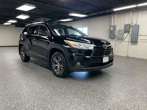 Used 2016 Toyota Highlander XLE AWD/4WD image 3