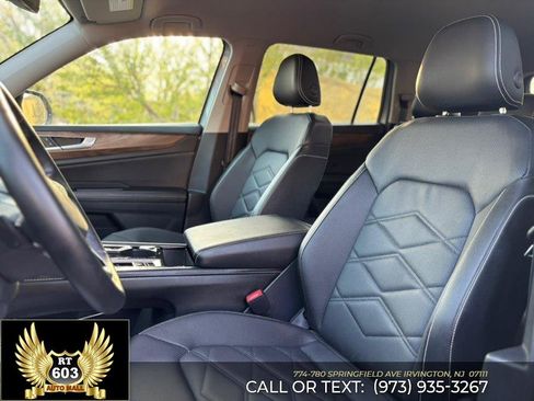 Used 2025 Volkswagen Atlas SE image 16