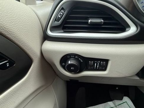 Used 2024 Chrysler Pacifica Touring-L FWD image 13