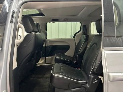 Used 2024 Chrysler Pacifica Limited FWD image 12