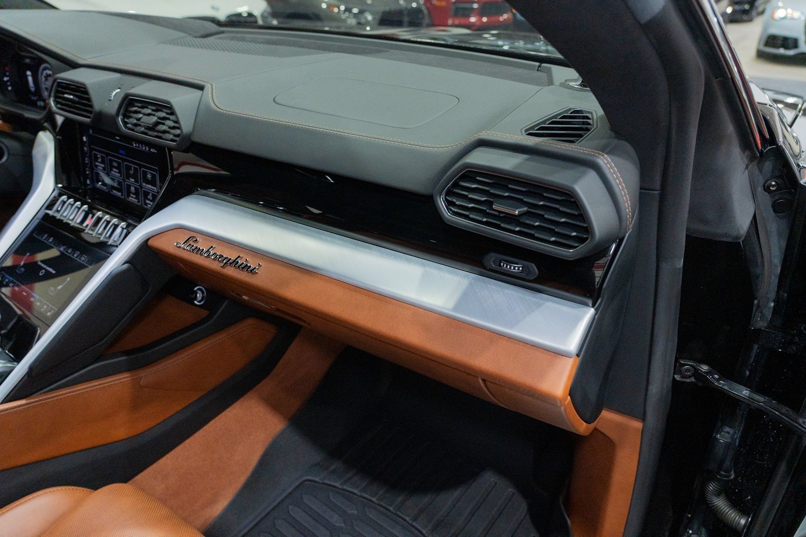 Used 2021 Lamborghini Urus AWD/4WD image 56
