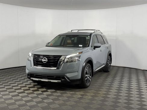 Used 2024 Nissan Pathfinder Platinum image 4