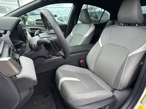 Used 2025 Toyota Camry SE w/ Convenience Package image 13