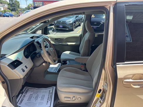 Used 2013 Toyota Sienna LE FWD image 16