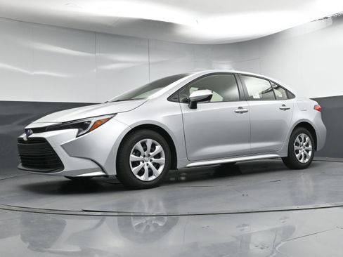 Used 2025 Toyota Corolla LE image 23