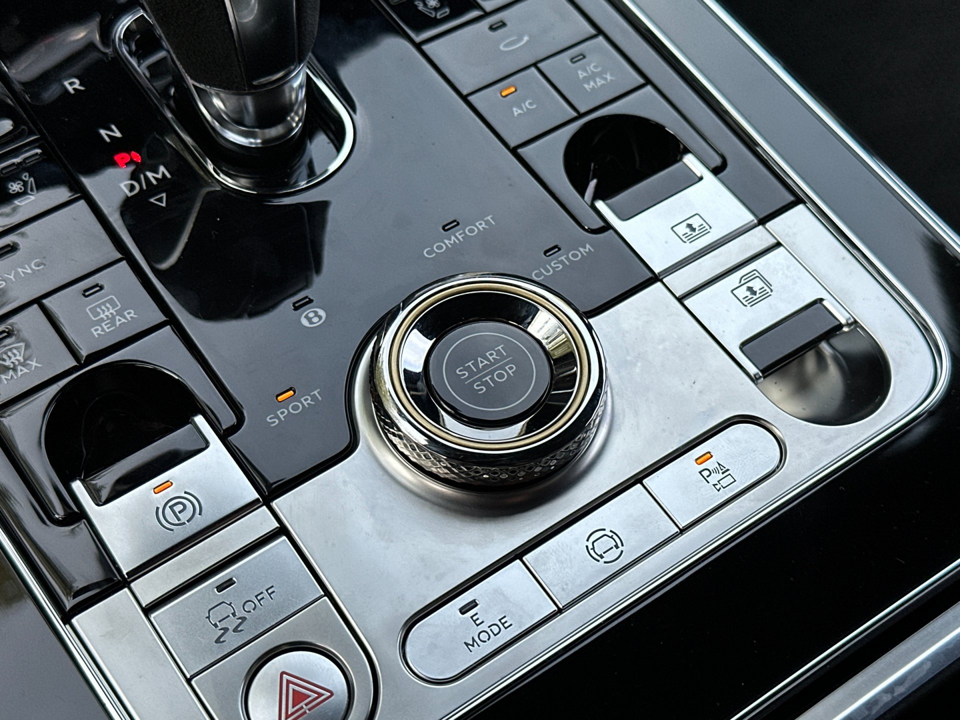 Used 2025 Bentley Flying Spur Plug-In Hybrid AWD/4WD image 25