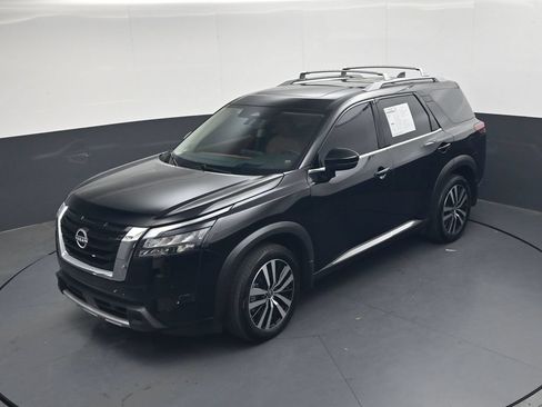 Certified 2025 Nissan Pathfinder Platinum w/ Cargo Package FWD image 34