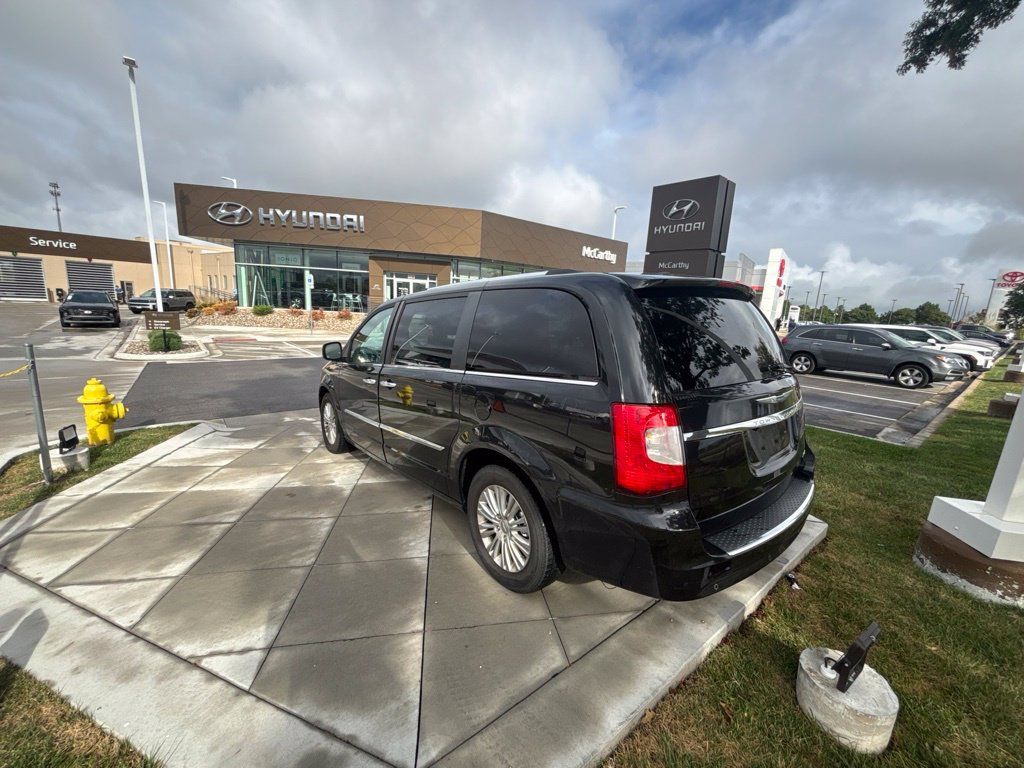 Used 2016 Chrysler Town & Country Limited FWD image 7