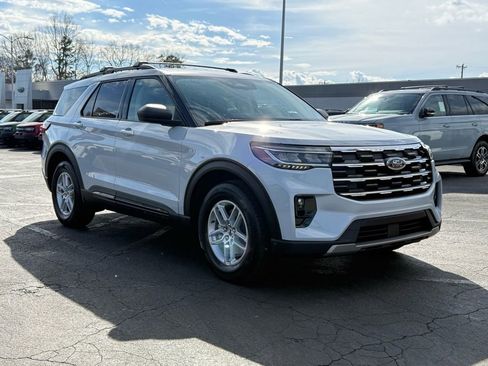 Used 2026 Ford Explorer Active w/ Active Comfort Package RWD image 2