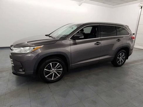 Used 2018 Toyota Highlander XLE image 3