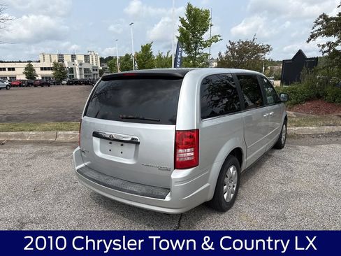 Used 2010 Chrysler Town & Country LX FWD image 4