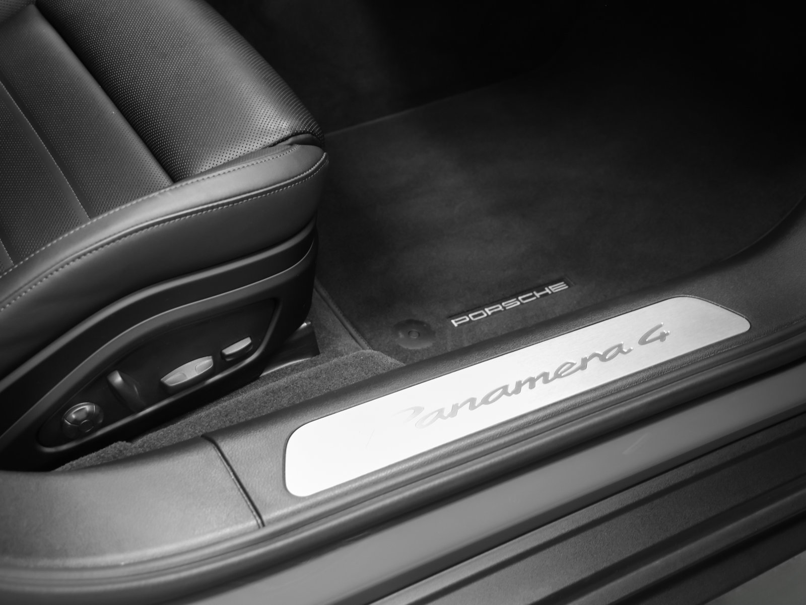 Certified 2025 Porsche Panamera 4 AWD/4WD image 18