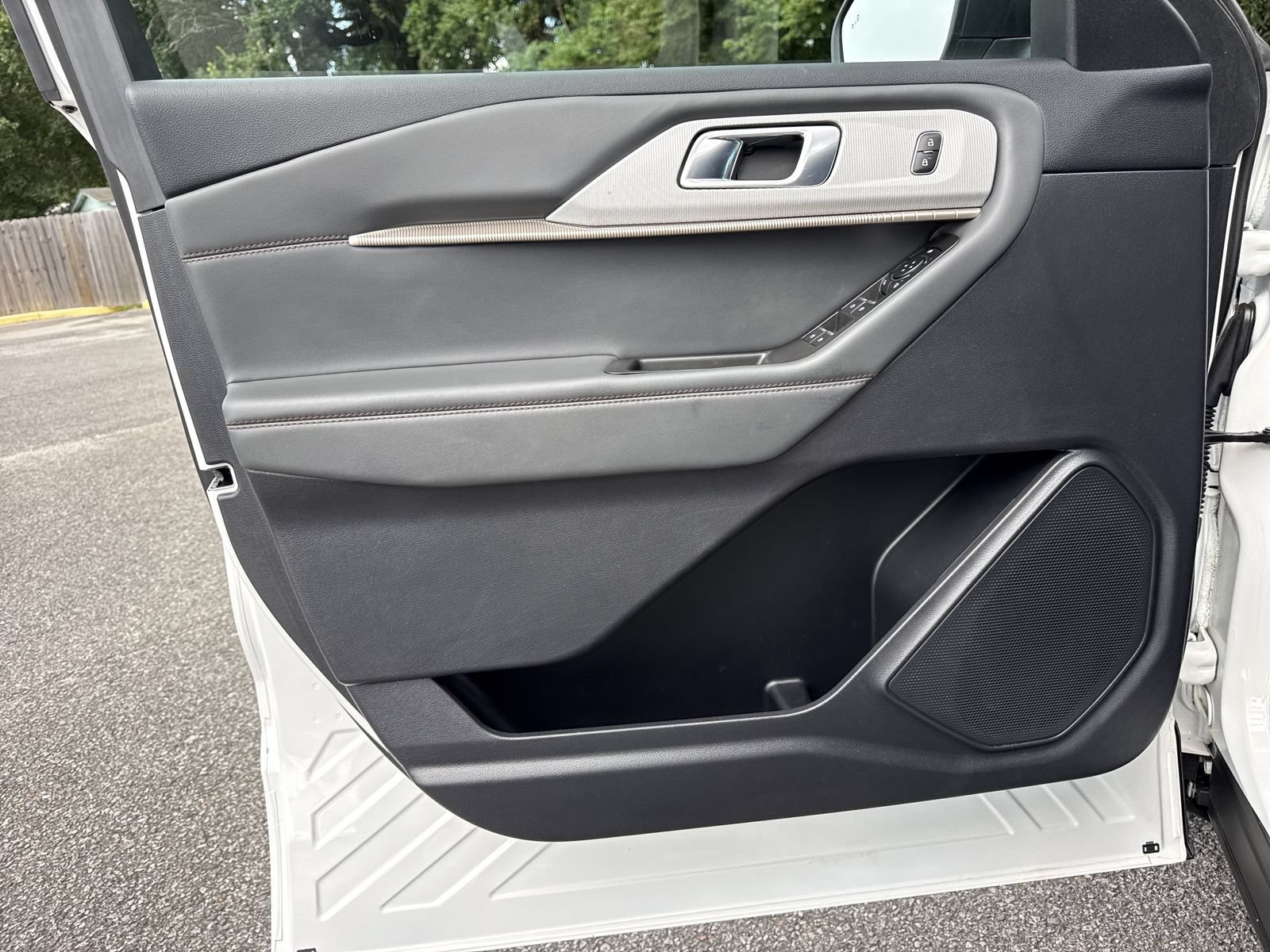 Used 2025 Ford Explorer Active RWD image 15
